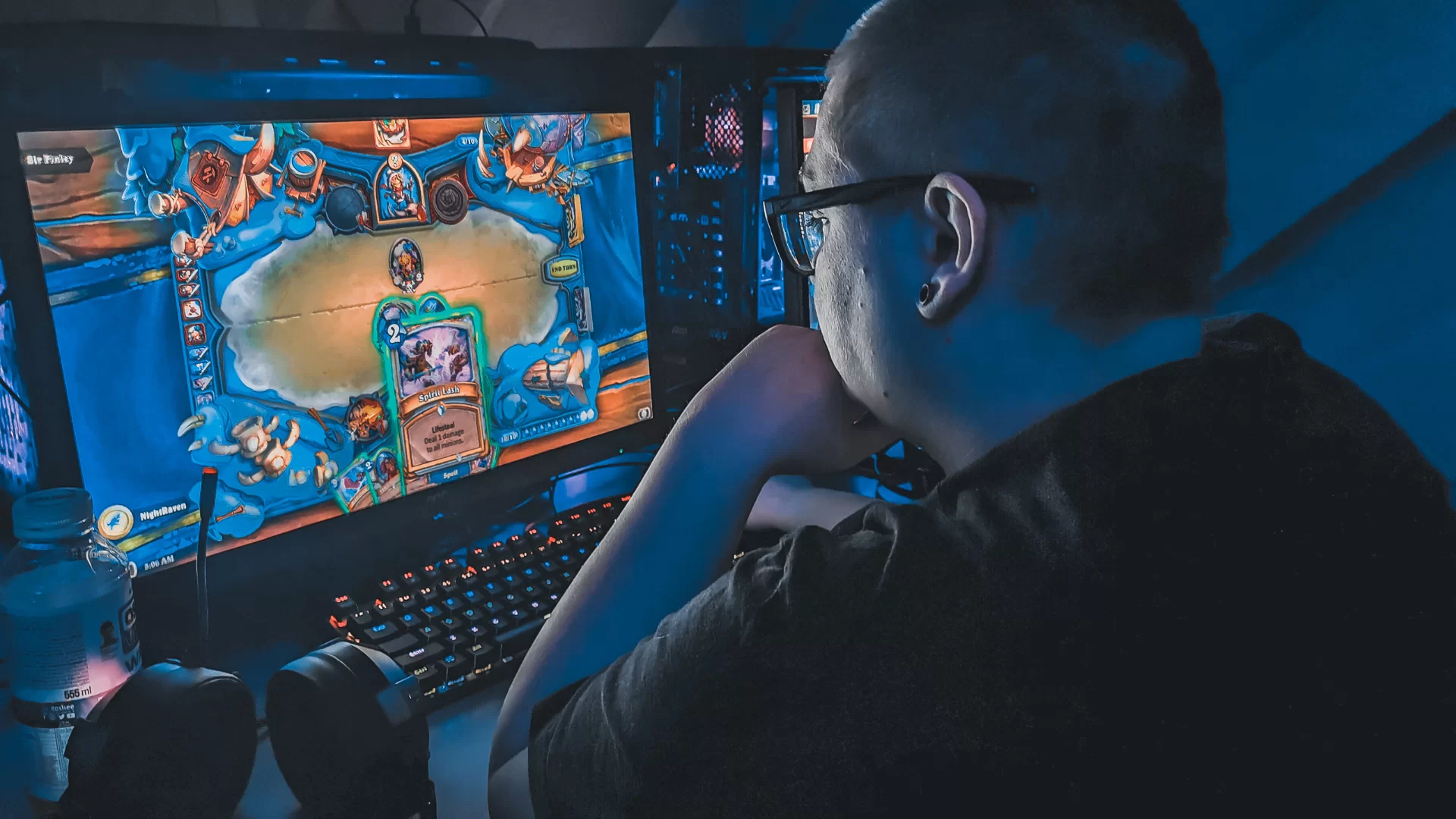Estudiante desarrollando videojuegos