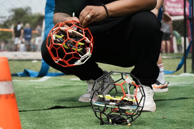 Estudiantes de Paradox dando mantenimiento a un dron de competición